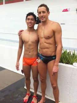 มหกรรมนักว่ายน้ำหนุ่มขบเผาะ