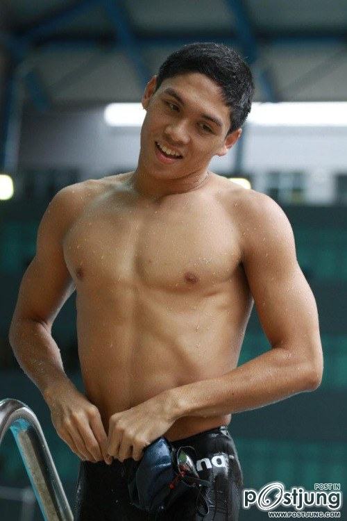 มหกรรมนักว่ายน้ำหนุ่มขบเผาะ