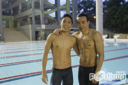 มหกรรมนักว่ายน้ำหนุ่มขบเผาะ