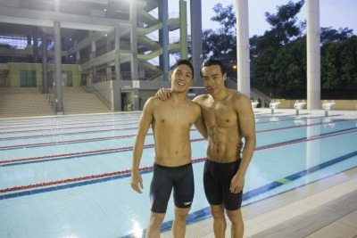 มหกรรมนักว่ายน้ำหนุ่มขบเผาะ