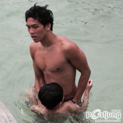 มหกรรมนักว่ายน้ำหนุ่มขบเผาะ