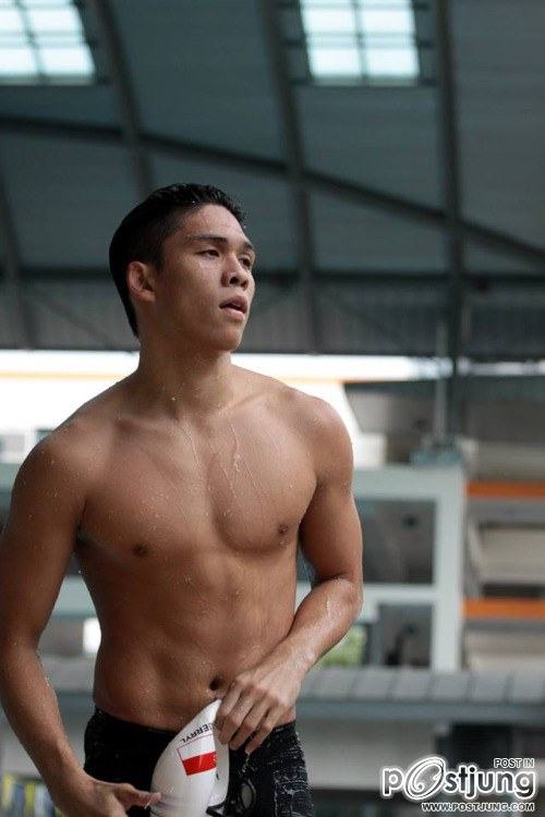 มหกรรมนักว่ายน้ำหนุ่มขบเผาะ