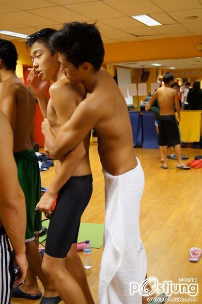 มหกรรมนักว่ายน้ำหนุ่มขบเผาะ