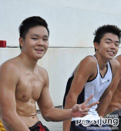 มหกรรมนักว่ายน้ำหนุ่มขบเผาะ