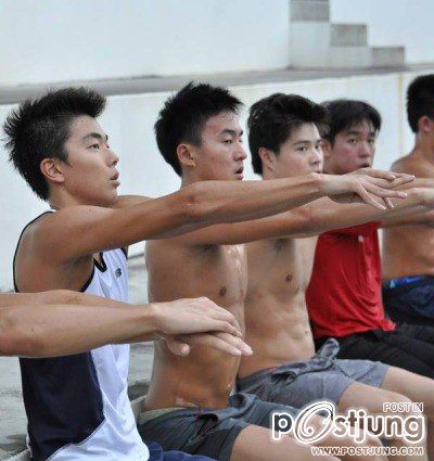 มหกรรมนักว่ายน้ำหนุ่มขบเผาะ
