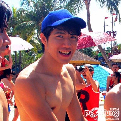 มหกรรมนักว่ายน้ำหนุ่มขบเผาะ