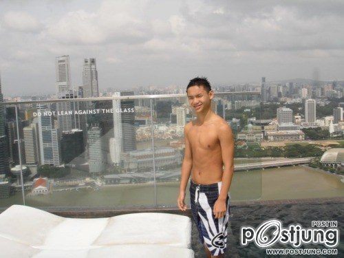 มหกรรมนักว่ายน้ำหนุ่มขบเผาะ