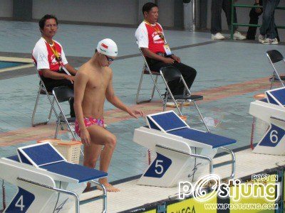 มหกรรมนักว่ายน้ำหนุ่มขบเผาะ