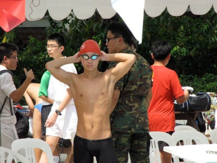 มหกรรมนักว่ายน้ำหนุ่มขบเผาะ
