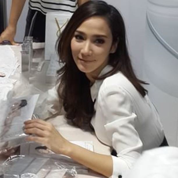 Event เสร็จซุปตาร์สาว "อั้ม พัชราภา" ก็สวมบทบาทเเม่ค้าขายครีมออรั่ม!!