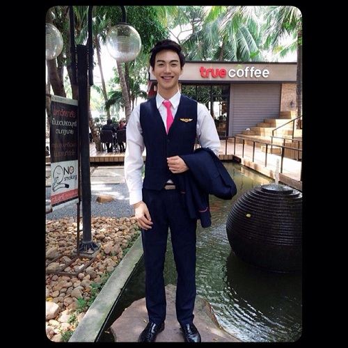 หนุ่มหล่อ หน้าใส กับ รอยยิ้มบาดใจสาวๆ