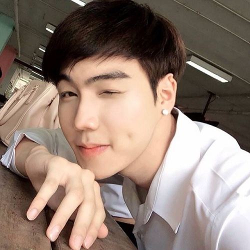 หนุ่มหล่อ หน้าใส กับ รอยยิ้มบาดใจสาวๆ