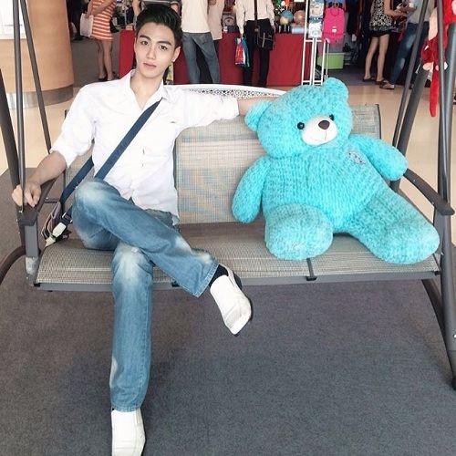 หนุ่มหล่อ หน้าใส กับ รอยยิ้มบาดใจสาวๆ
