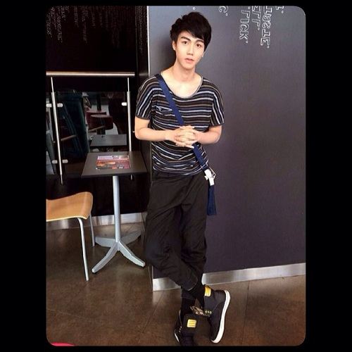 หนุ่มหล่อ หน้าใส กับ รอยยิ้มบาดใจสาวๆ