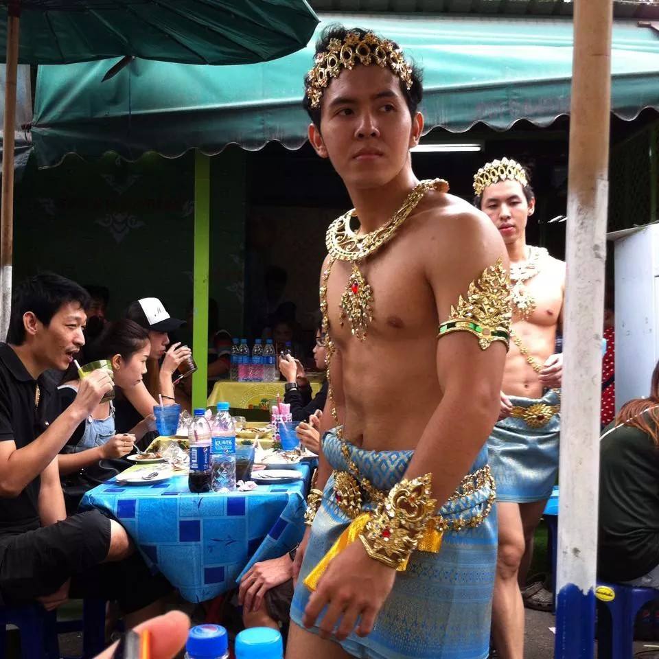 แซ่บทั้งคนเสิร์ฟแซ่บทั้งส้มตำ
