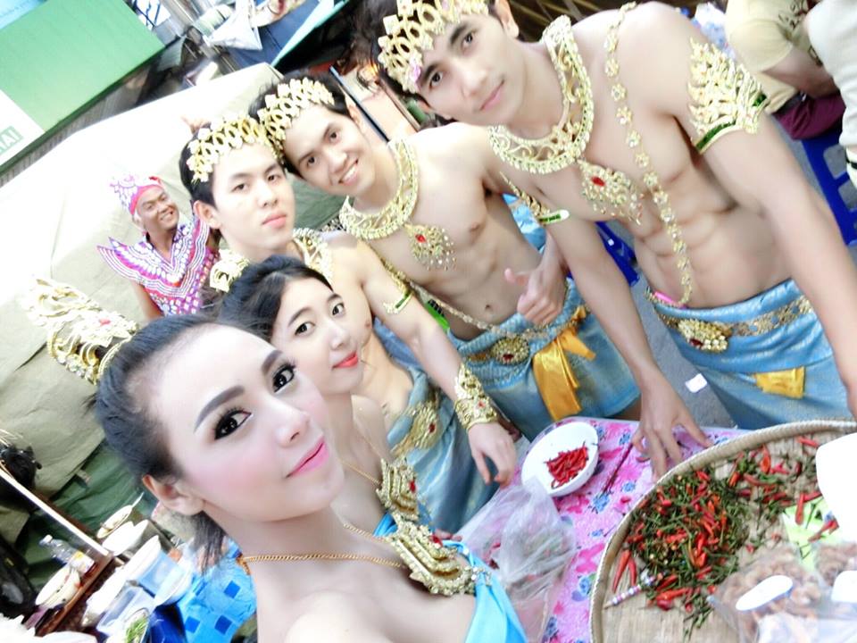 แซ่บทั้งคนเสิร์ฟแซ่บทั้งส้มตำ