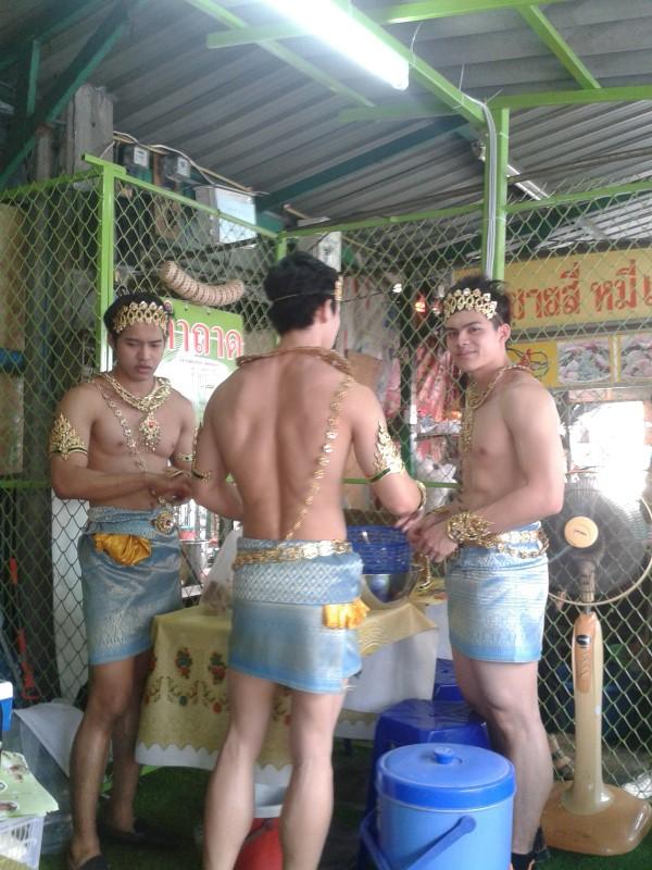 แซ่บทั้งคนเสิร์ฟแซ่บทั้งส้มตำ