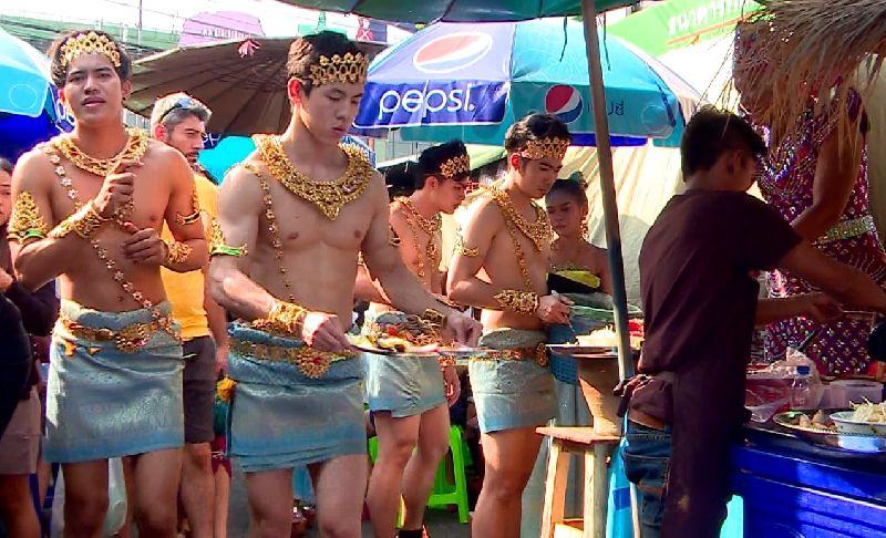 แซ่บทั้งคนเสิร์ฟแซ่บทั้งส้มตำ