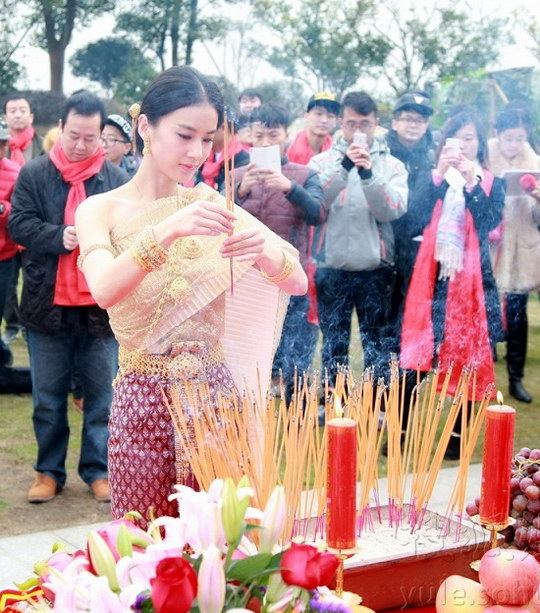 งามสง่า &ldquo;หวงเซิ่งอี&rdquo; นางเอกนางพญางูขาว ใส่ชุดไทยบวงสรวงซีรีส์เรื่องใหม่ โดยจะถ่ายทำที่ไทย 60%