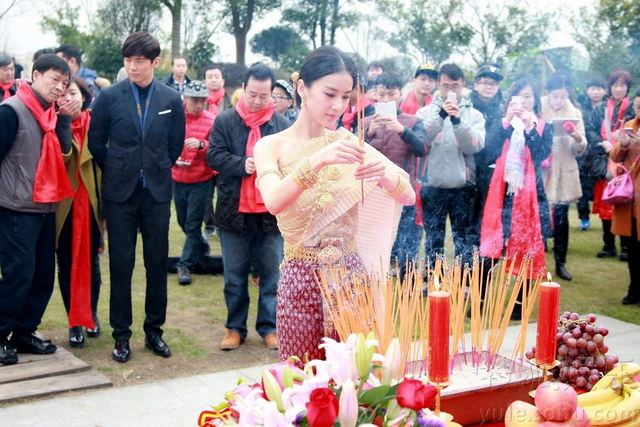 งามสง่า &ldquo;หวงเซิ่งอี&rdquo; นางเอกนางพญางูขาว ใส่ชุดไทยบวงสรวงซีรีส์เรื่องใหม่ โดยจะถ่ายทำที่ไทย 60%
