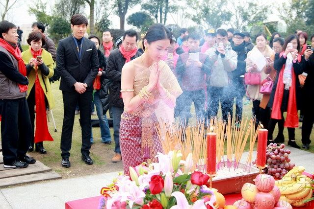 งามสง่า &ldquo;หวงเซิ่งอี&rdquo; นางเอกนางพญางูขาว ใส่ชุดไทยบวงสรวงซีรีส์เรื่องใหม่ โดยจะถ่ายทำที่ไทย 60%