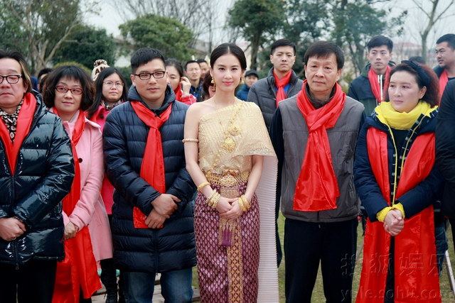 งามสง่า &ldquo;หวงเซิ่งอี&rdquo; นางเอกนางพญางูขาว ใส่ชุดไทยบวงสรวงซีรีส์เรื่องใหม่ โดยจะถ่ายทำที่ไทย 60%
