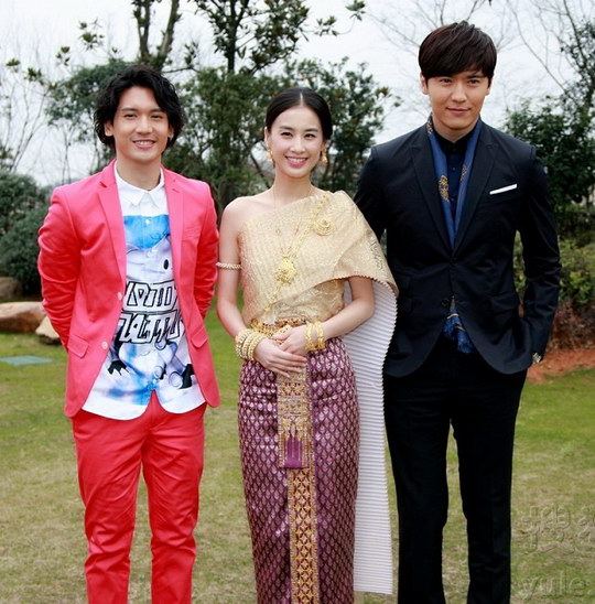 งามสง่า &ldquo;หวงเซิ่งอี&rdquo; นางเอกนางพญางูขาว ใส่ชุดไทยบวงสรวงซีรีส์เรื่องใหม่ โดยจะถ่ายทำที่ไทย 60%