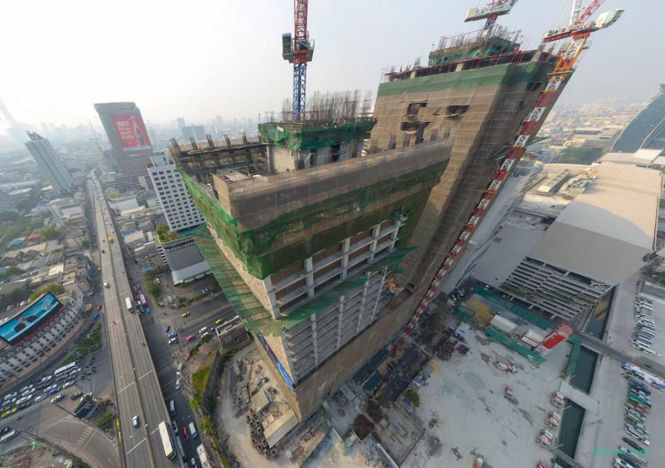 ตึก "จีแลนด์ทาวเวอร์" ตึกรูปตัว G ตึกเอียงแห่งแรกในเมืองไทย