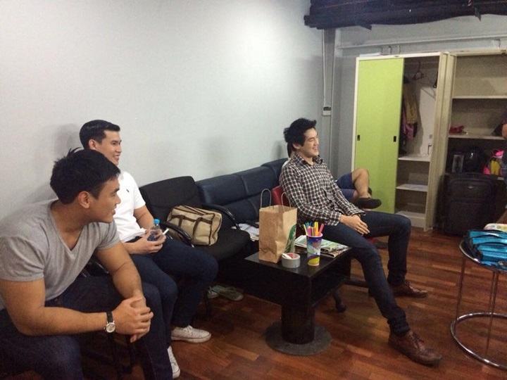 6 หนุ่มนักรักบี้ สุดหล่อ จาก ม.ธรรมศาสตร์ @ รายการ แฉแต่เช้า (28-1-58)