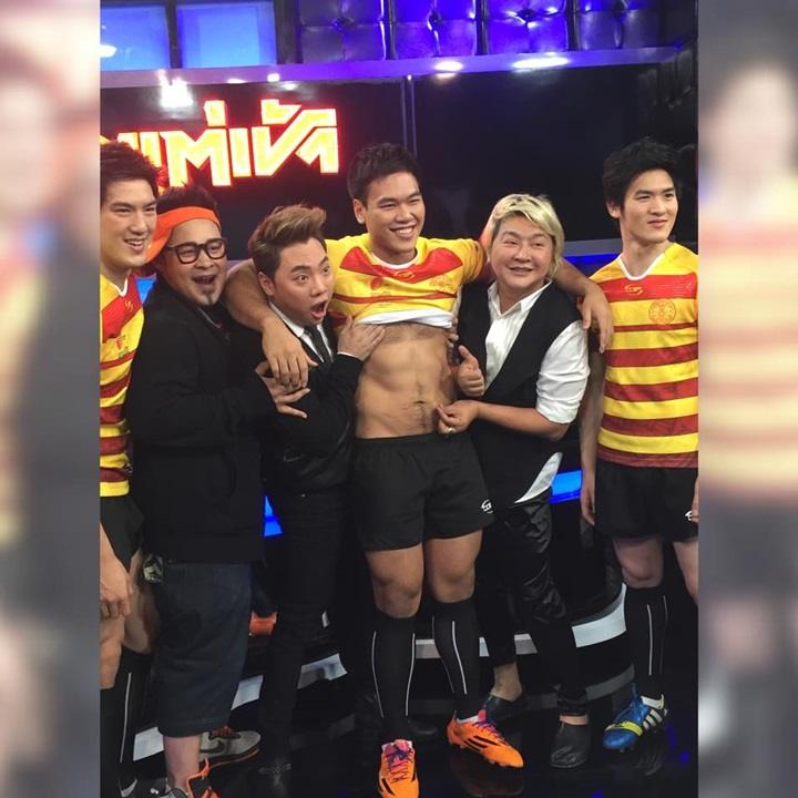 6 หนุ่มนักรักบี้ สุดหล่อ จาก ม.ธรรมศาสตร์ @ รายการ แฉแต่เช้า (28-1-58)
