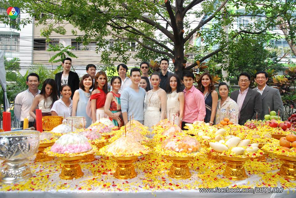 นิว-วงศกร & แซมมี่-เคาวเวลล์ นำทีมนักเเสดงคับคั่งบวงสรวงละครดราม่าเข้มข้น "เลื่อมสลับลาย"
