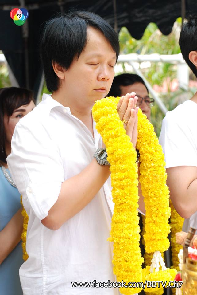 นิว-วงศกร & แซมมี่-เคาวเวลล์ นำทีมนักเเสดงคับคั่งบวงสรวงละครดราม่าเข้มข้น "เลื่อมสลับลาย"