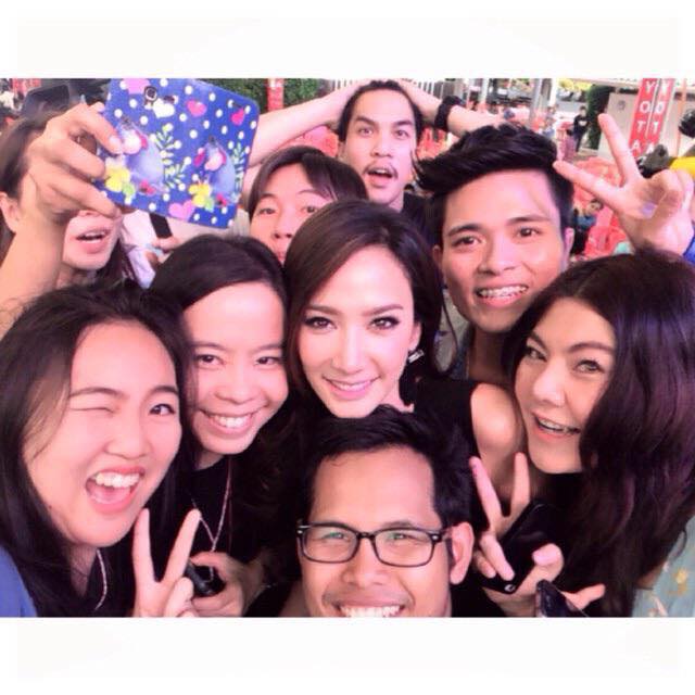 โชว์รูมรถเเตกอีกครั้ง เมื่อซูเปอร์สตาร์ขวัญใจมหาชนอันดับ 1 มาเยือน จ.อุทัยธานี เป็นครั้งเเรก!!