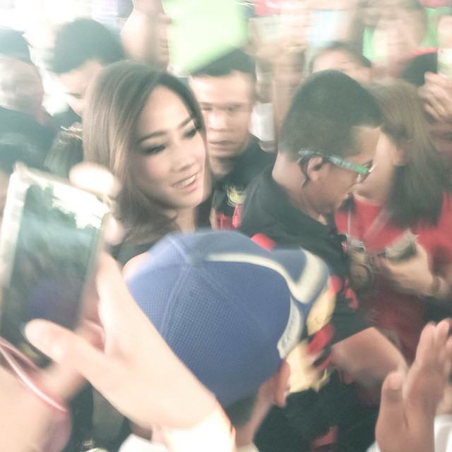 โชว์รูมรถเเตกอีกครั้ง เมื่อซูเปอร์สตาร์ขวัญใจมหาชนอันดับ 1 มาเยือน จ.อุทัยธานี เป็นครั้งเเรก!!
