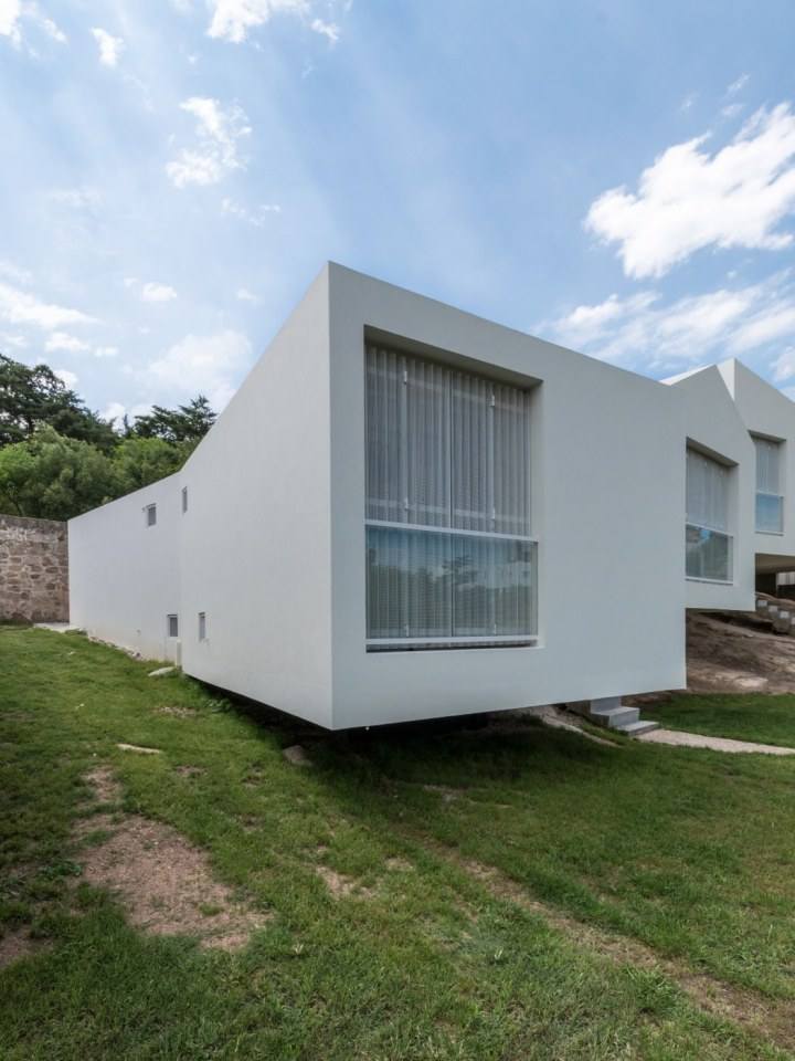 5 Houses by Carlos Alejandro Ciravegna