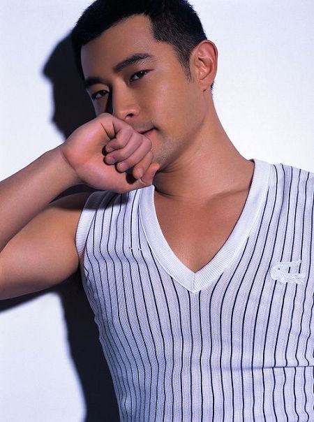 หวงเหวยเต๋อ นักแสดงจาก จอมดาบกู้บัลลังก์