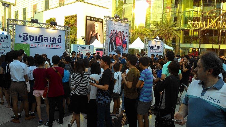 พารากอน ห้างเเตก ซุปตาร์ "อั้ม พัชราภา" ปรากฎตัวเปิดตัวภาพยนต์อย่างยิ่งใหญ่ อลังการ!!