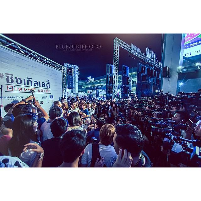 พารากอน ห้างเเตก ซุปตาร์ "อั้ม พัชราภา" ปรากฎตัวเปิดตัวภาพยนต์อย่างยิ่งใหญ่ อลังการ!!