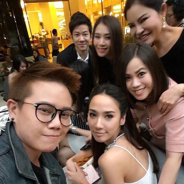 เหล่าคนดังไฮโซคนสนิทซุปตาร์ "อั้ม" ร่วมยินดีกับหนังใหม่กันคับคั่ง!!