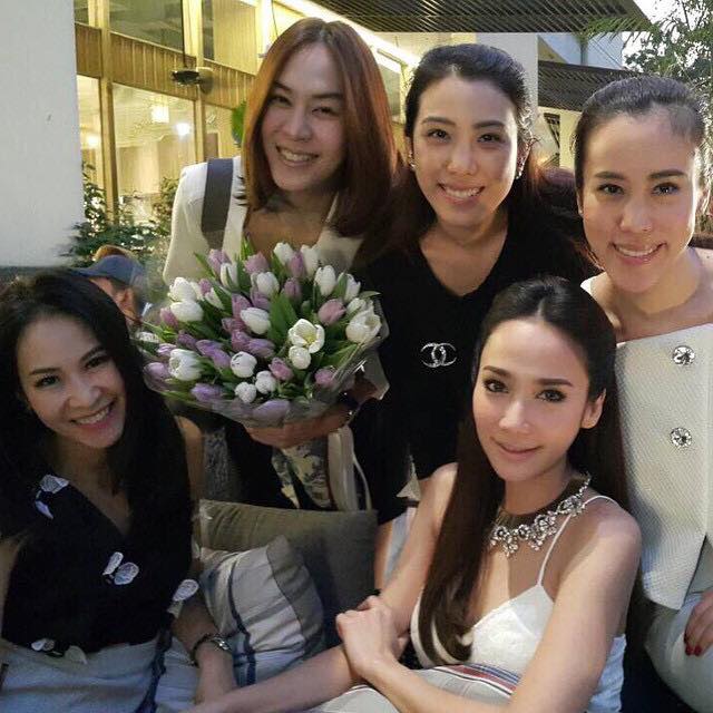 เหล่าคนดังไฮโซคนสนิทซุปตาร์ "อั้ม" ร่วมยินดีกับหนังใหม่กันคับคั่ง!!