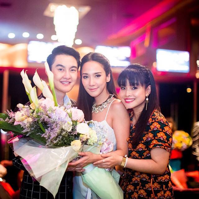 เหล่าคนดังไฮโซคนสนิทซุปตาร์ "อั้ม" ร่วมยินดีกับหนังใหม่กันคับคั่ง!!