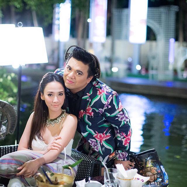 เหล่าคนดังไฮโซคนสนิทซุปตาร์ "อั้ม" ร่วมยินดีกับหนังใหม่กันคับคั่ง!!