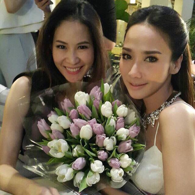 เหล่าคนดังไฮโซคนสนิทซุปตาร์ "อั้ม" ร่วมยินดีกับหนังใหม่กันคับคั่ง!!