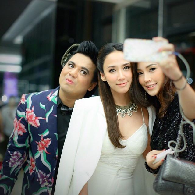 เหล่าคนดังไฮโซคนสนิทซุปตาร์ "อั้ม" ร่วมยินดีกับหนังใหม่กันคับคั่ง!!