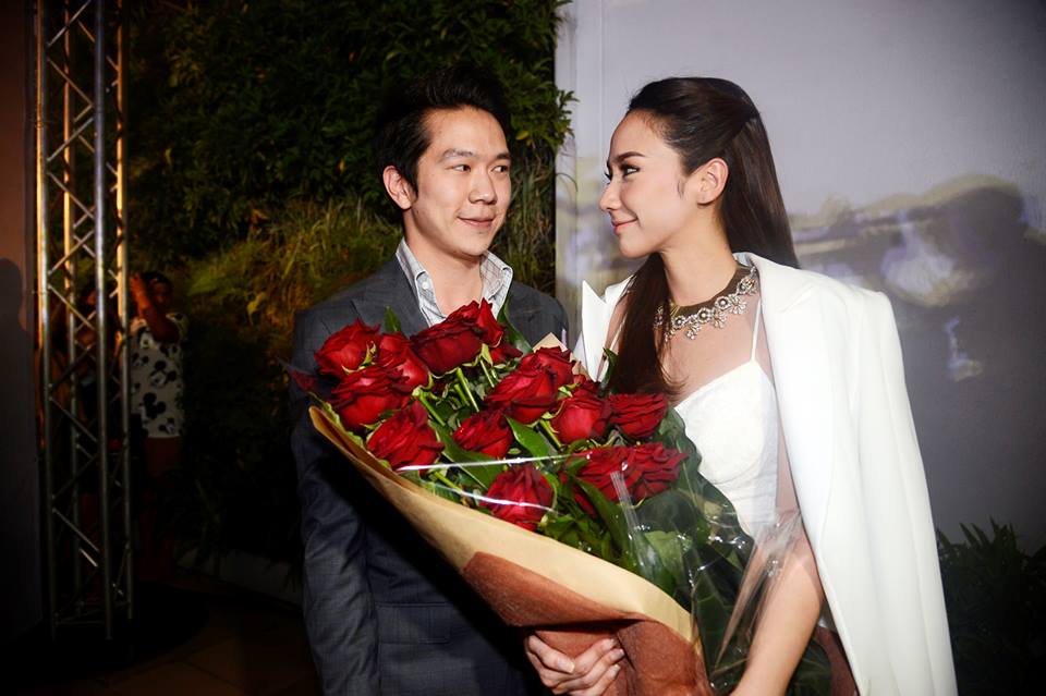 "แอมป์" หอบกุหลาบสีแดงช่อยักษ์ แสดงความยินดีกับ "อั้ม" หว๊านหวาน!!