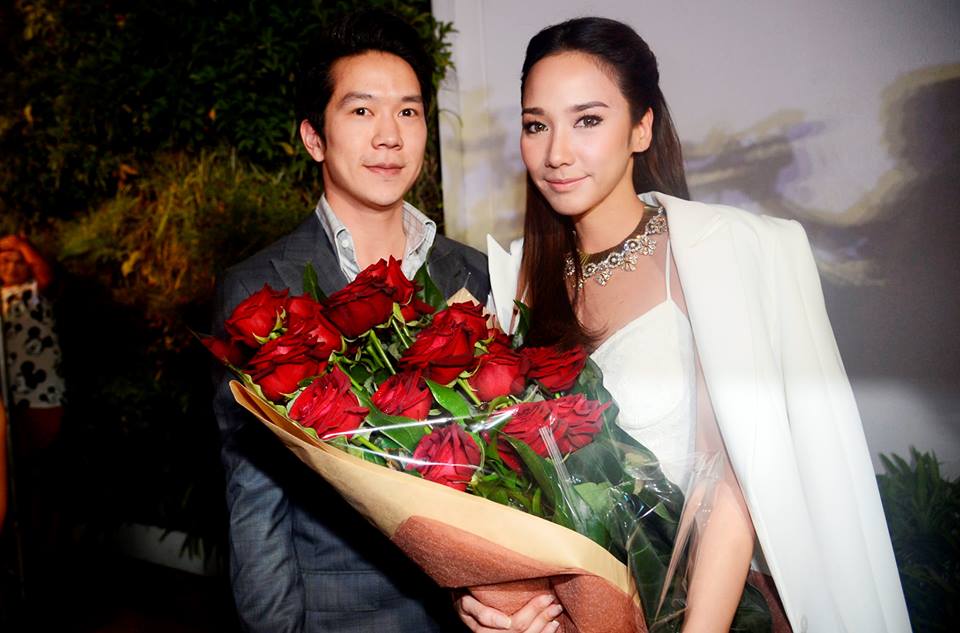 "แอมป์" หอบกุหลาบสีแดงช่อยักษ์ แสดงความยินดีกับ "อั้ม" หว๊านหวาน!!