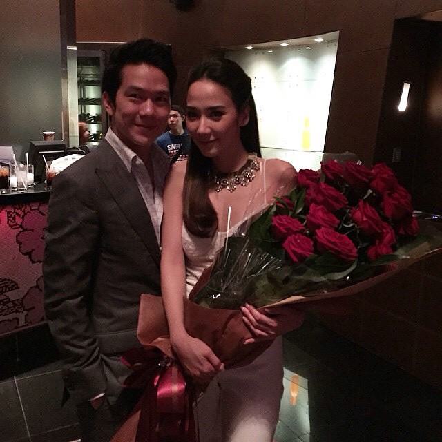 "แอมป์" หอบกุหลาบสีแดงช่อยักษ์ แสดงความยินดีกับ "อั้ม" หว๊านหวาน!!