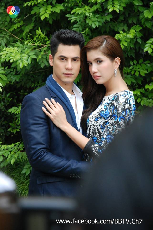 ซี ศิวัฒน์ & ปู ไปรยา นำทีมนักเเสดงคับคั่งบวงสรวงละครรีเมคชื่อดัง "คนละโลก"