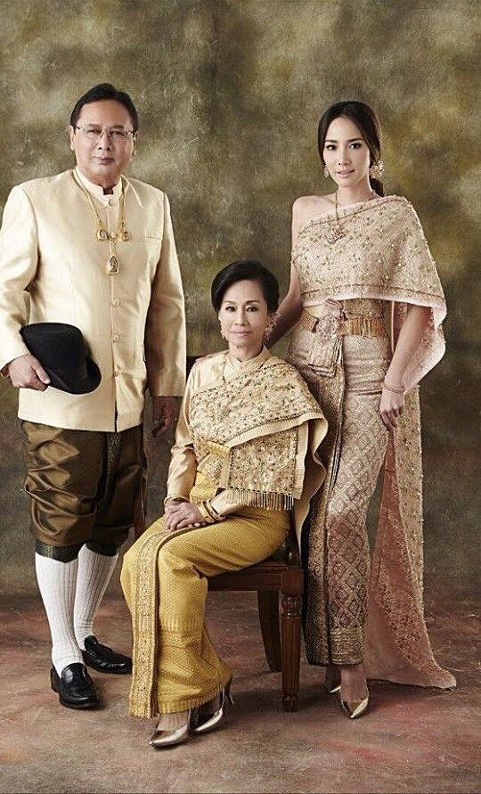 ซุปตาร์ "อั้ม พัชราภา" เเละครอบครัวถ่ายเเบบ 100 ปี ร.ร ดัดดรุณี ฉะเชิงเทรา สวยอลังการ!!