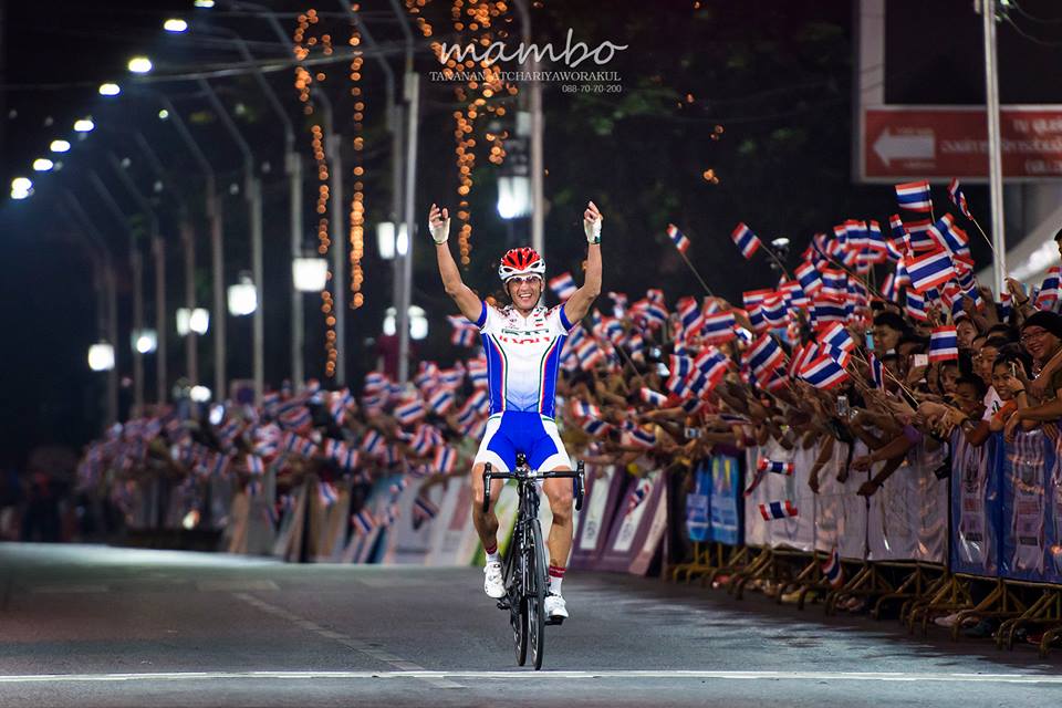 บรรยากาศการเเข่งขันจักรยานตอนกลางคืน Night Championships (ครั้งเเรกของโลก) กลางเมืองโคราช